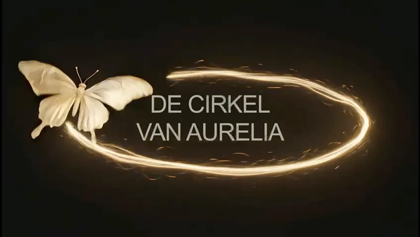 Titelbeeld uit de boektrailer van De cirkel van Aurelia: een vlinder en een gouden lichtcirkel rond de titel