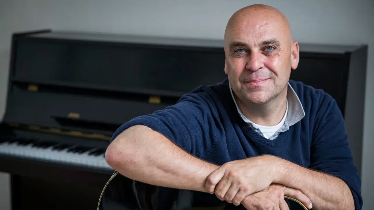 Zanger en liedjesschrijver Jacques-Paul Joosten aan de piano